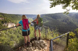 Ein besonderer Aussichtspunkt auf dem Donauberglandweg ist der Knopfmacherfelsen oberhalb von Fridingen an der Donau. Er bietet einen herrlichen Blick ins Donautal.