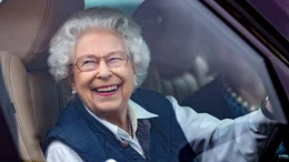 Die K&ouml;nigin mit dem Bleifu&szlig;. Die Queen fuhr gerne selbst - und schnell, weil ihr das ein Gef&uuml;hl von Freiheit gab, erinnert sich ihre Privatsekret&auml;rin.