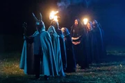 Nun steht eine heidnische Sekte, die h&auml;ufig Rituale auf dem Grundst&uuml;ck des Mordopfers abh&auml;lt, im Fokus der Ermittlungen. Kurz nach dem Mord trifft sich die Gruppe wieder - zum Saturnalien-Fest.