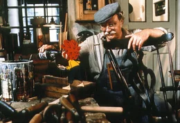 Meister Eder (Gustl Bayrhammer) und  Pumuckl.