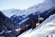 Kaisers - Kirche in Schneelandschaft.