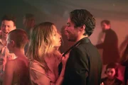 Anya (Eden Ducourant) und Damien (Charles Cr&eacute;hange) feiern ausgelassen in einem Pariser Club.