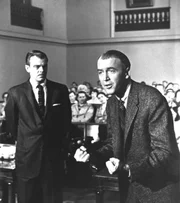 Strafverteidiger Paul Biegler (James Stewart, r.) liefert sich vor Gericht ein wortgewaltiges Duell mit der Staatsanwaltschaft, hier vertreten durch Mitch Lodwick (Brooks West, l.)