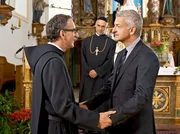 Pater Nikolaus (Roland Eugen Beik&uuml;fner, 2.v re.) wird Zeuge, als sich Bernhard Stolz (Dominick Raacke) und sein Bruder Hannes (Heio von Stetten, li.) nach langer Zeit wiedersehen.