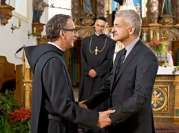 Pater Nikolaus (Roland Eugen Beik&uuml;fner, 2.v re.) wird Zeuge, als sich Bernhard Stolz (Dominick Raacke) und sein Bruder Hannes (Heio von Stetten, li.) nach langer Zeit wiedersehen.