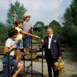 ARD/BR MEISTER EDER UND SEIN PUMUCKL, FOLGE 33, "Die Schatzsucher", am Sonntag (09.05.10) um 07:40 Uhr im ERSTEN. Von links: die Buben (Tobias Herrmann, Horst Besser, Helmut Scheich) und der Rentner (Hans Stadtm&uuml;ller).