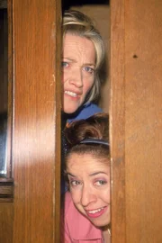 Rita (Gaby K&ouml;ster, oben) und Gisi (Franziska Traub) werden pl&ouml;tzlich &uuml;berrascht und m&uuml;ssen sich vor Schumann und seiner Frau im Schrank verstecken. Dort werden sie Zeuge einer etwas anderen Geburtstagsfeier...