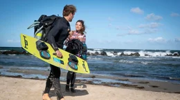 Eva (Jennifer Ulrich, re.) geht mit Christian (Max Woelky, li.) ans Meer.