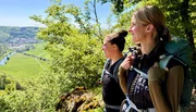 Was kann man auf dem Donauberglandweg alles sehen und erleben? Die Reporterinnen vom SWR Instagram-Kanal Outdoorliebe, Diana Beckmann (li.) und Sarah Meyer-H&uuml;bner (re.), machen den Test.