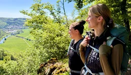 Was kann man auf dem Donauberglandweg alles sehen und erleben? Die Reporterinnen vom SWR Instagram-Kanal Outdoorliebe, Diana Beckmann (li.) und Sarah Meyer-H&uuml;bner (re.), machen den Test.