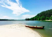 Karibisches Flair: Die Donau durchflie&szlig;t in sanften Schw&uuml;ngen und nahezu unber&uuml;hrt den S&uuml;den Ungarns.