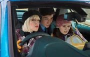 Agatha Raisin (Ashley Jensen, l.), Bill Wong (Matt McCooey, 2.v.l.) und Toni Gilmour (Jodie Tyack, r.) suchen Roy, der in der Nacht zuvor entf&uuml;hrt worden ist.