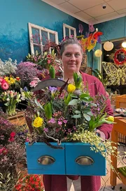 Floristin Nadine Glage nimmt an der Challenge teil, um die Auszeichnung „Regionalheld der Woche“ zu gewinnen und präsentiert ihren Blumenstrauß. Floristin Nadine Glage nimmt an der Challenge teil, um die Auszeichnung „Regionalheld der Woche“ zu gewinnen und präsentiert ihren Blumenstrauß.