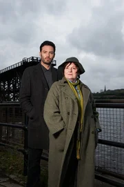 Detectivereeks van ITV over de gedreven, maar getormenteerde politievrouw Vera Stanhope. Gebaseerd op de boeken van de bekroonde misdaadschrijfster Ann Cleeves.
