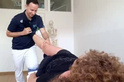 Physiotherapeut Jan Frieling behandelt R&uuml;cken-Patientin Dorothea Schmid.