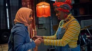 Verlobungsparty und Soundsmash-Vorentscheid an einem Tag &ndash; Amina (Anjana Vasan, l.) ger&auml;t in Panik, doch Bisma (Faith Omole, r.) macht ihr Mut.