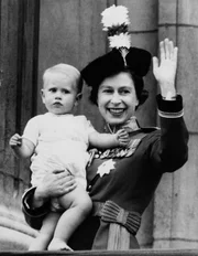 Queen Elizabeth II. mit Prinz Edward, Buckingham Palace, London, Juni 1965.