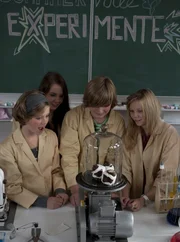 Sophie (li.) ruft aufregende Experimente ins