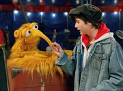 Philipp (Marc Aurel Zeeb) erkl&auml;rt Zinell den Flohtrick.