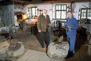 Sepp Forcher zu Besuch in der restaurierten Hammerschmiede Wiesenparz bei Gschwendt.