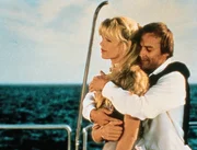 Die huebsche Gangsterbraut Domino (Kim Basinger) wird von dem Verbrecher Largo (Klaus Maria Brandauer) auf seiner Yacht wie eine Gefangene gehalten.