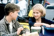 Malcolm (Frankie Muniz) tauscht mit seiner Schulfreundin Julie (Landry Allbright) die Pausenbrote.