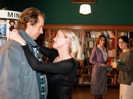 Mann mit Vergangenheit: Phillip Wei&szlig;e (Jochen Horst, li.) trifft seine alte Geliebte Babsy (Cecilia Kunz, 2. v. li.) wieder, im Hintergrund sch&ouml;pft Sophie (Jeanette Hain, 2. v. re.) Verdacht.