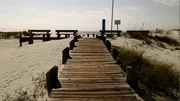 Kevin und Denice leben mit ihrem kleinen Sohn in Melbourne Beach, Florida. Doch nun hat das Paar beschlossen, auf die Bass Islands zu ziehen, die Denices Familie schon seit den 1920er Jahren regelm&auml;&szlig;ig besucht. Die drei nebeneinander gelegenen Inseln im Lake Erie, Ohio, sind ruhig und idyllisch mit einer kleinen Gemeinde von nur 400 Einwohnern. Au&szlig;erdem gibt es hier hervorragende Fischgr&uuml;nde, Wassersportm&ouml;glichkeiten und herrliche, intakte Fauna und Flora. Nun m&uuml;ssen sie noch &uuml;berlegen, wieviel sie f&uuml;r ihr Traumhaus am Meer ausgeben wollen.