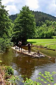 Fl&ouml;&szlig;er vom Verein der Schiltacher Fl&ouml;&szlig;er haben die Flo&szlig;fahrten die Kinzig hinab zum Rhein wieder aufgenommen.