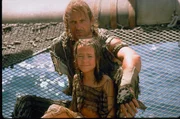 Langsam w&auml;chst die kleine Enola (Tina Majorino) dem Mariner (Kevin Costner) ans Herz.