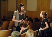 Der Tod einer Studentin verschafft Sara (Jorja Fox, l.) ein Wiedersehen mit Hannah West (Juliette Goglia), der kleinen Schwester eines M&ouml;rders, den die damals 12-j&auml;hrige gedeckt hatte. Und wieder dreht es sich um Mord...