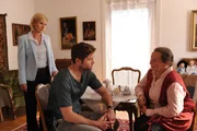 Jo Stoll (Peter Ketnath, m.) befragt mit Martina Seiffert (Astrid M. F&uuml;nderich, l.) Erna H&ouml;lzner (Doris Buchrucker, r.). Sie ist die Schwiegermutter des Opfers.