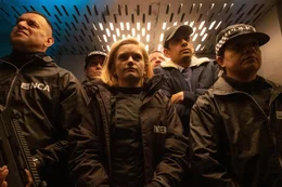Agent Simonds (Alicia Agneson, M.) und eine ganze Reihe von FBI-Agenten sollen den Kronzeugen Nick Murch (Amit Shah, 2.v.r.) in London besch&uuml;tzen.