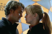 Durch die lebensgef&auml;hrliche Rettungsmission sind sich Peter Garrett (Chris O&rsquo;Donnell) und Monique Aubertine (Izabella Scorupco) n&auml;her gekommen.