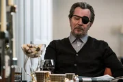 Ezekiel Mannings (Gary Oldman) wurde in seinem New Yorker Luxus Appartement vom FBI unter Hausarrest gestellt. Ihm droht der Umzug nach Riker's Island, den New Yorker Knast.