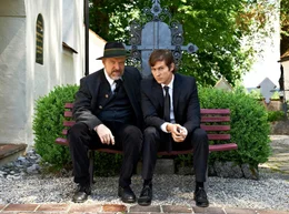 Alois Hirsegger (Heinz-Josef Braun) und der Banker H&uuml;bner (Stefan Murr, rechts) f&uuml;hren nichts Gutes im Schilde.