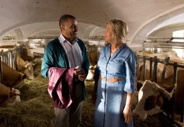Elli (Jutta Speidel) und ihre neue Bekanntschaft Raymond (Christofer von Beau) verstehen sich auf Anhieb blendend.
