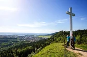 Ein H&ouml;hepunkt bei der Wanderung auf dem Donauberglandweg ist der Ausblick vom Wei&szlig;en Kreuz auf dem Kehlen, einem der &bdquo;10 Tausender&ldquo; in der Region Heuberg.