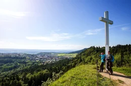 Ein H&ouml;hepunkt bei der Wanderung auf dem Donauberglandweg ist der Ausblick vom Wei&szlig;en Kreuz auf dem Kehlen, einem der &bdquo;10 Tausender&ldquo; in der Region Heuberg.