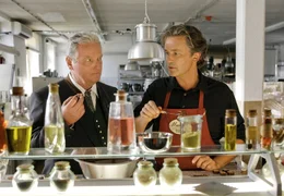 Chocolatier Karl (Timothy Peach, re.) soll f&uuml;r Alois Markreiter (Christian Hoening) eine s&uuml;&szlig;e Spezialit&auml;t entwickeln.