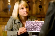Karin Kofler (Kristina Sprenger) mit ihrem wichtigsten Fund, im Mordfall, einem alten Klassenfoto.