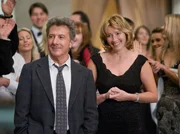 ARD LIEBE AUF DEN ZWEITEN BLICK (last chance harvey), USA 2008, Regie Joel Hopkins, am Dienstag (21.05.13) um 00:50 Uhr im Ersten. Kate (Emma Thompson) und alle Hochzeitsg&auml;ste sind ger&uuml;hrt von der gef&uuml;hlvollen Rede, die Harvey (Dustin Hoffman) f&uuml;r seine Tochter gehalten hat.