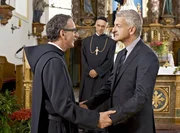Pater Nikolaus (Roland Eugen Beik&uuml;fner, 2.v re.) wird Zeuge, als sich Bernhard Stolz (Dominick Raacke) und sein Bruder Hannes (Heio von Stetten, li.) nach langer Zeit wiedersehen.