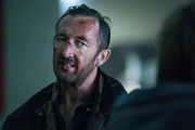 Der skrupellose Perkins (Ralph Ineson) ist der Anf&uuml;hrer einer Diebesbande, die eine Einrichtung des US-Finanzministeriums &uuml;berf&auml;llt.