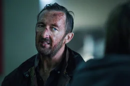 Der skrupellose Perkins (Ralph Ineson) ist der Anf&uuml;hrer einer Diebesbande, die eine Einrichtung des US-Finanzministeriums &uuml;berf&auml;llt.