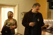 L-R: Detective Alexandra Eames (Kathryn Erbe), Detective Robert Goren (Vincent D'Onofrio)