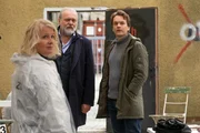 Am Tatort tragen Dr. Sommerfeld (Christina Rainer), Hauptkommissar Voss (Jan-Gregor Kremp, M.) und Tom Kupfer (Ludwig Blochberger, r.) die ersten Hinweise zusammen.