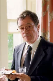 Derrick Seagrove (Jeff Rawle).