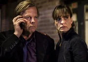 rbb Fernsehen MANKELLS WALLANDER - DAS SCHMETTERLING-TATTOO, "Saknaden", Kurt Wallander (Krister Henriksson) kn&uuml;pft zarte Bande zu der patenten Bea (Malena Engstr&ouml;m).
