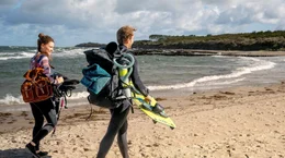 Eva (Jennifer Ulrich, re.) geht mit Christian (Max Woelky, li.) ans Meer.